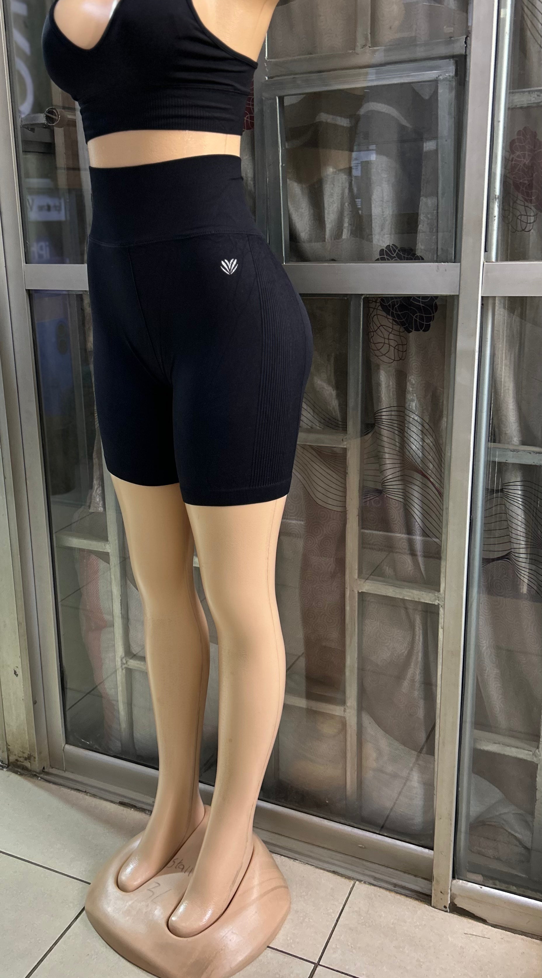 QUALITY  SEAMLESS SHORTS -Medium